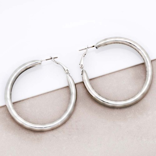 EOLA TUBE MID SIZE Silver earrings Chiseled tube hoops Rhodium silver